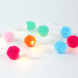 ^ “WOVEN POM POM” 10 LED ΛΑΜΠ. ΣΕΙΡΑ ΜΠΑΤ(2xAA),WW, ΑΣΗΜΙ ΚΑΛ.ΧΑΛΚ.,IP20, 90+30cm, ΔΙΑΦ ΚΑΛ ΤΡΟΦ